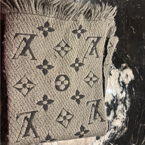 Authentic Louis Vuitton scarf - Picture 4 of 5